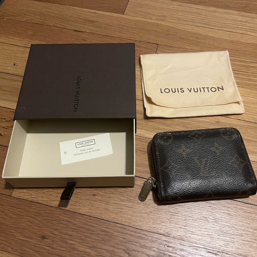 Authentic Louis Vuitton monogram zippy coin purse
